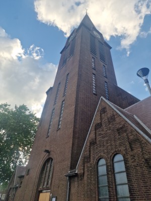 
                            <b>Johannes De Doperkerk met toren en verticale ramen.</b><br>
                                                        <b>ISO:</b> 50 | <b>Sluitertijd:</b> 1/707 | <b>Diafragma:</b> f/1.8 | <b>Datum:</b> 2025-06-29

                        