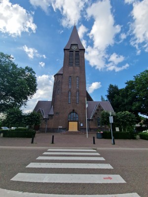 
                            <b>Johannes De Doperkerk met toren, klok en centraal geplaatste ingang.</b><br>
                                                        <b>ISO:</b> 50 | <b>Sluitertijd:</b> 1/1307 | <b>Diafragma:</b> f/2.2 | <b>Datum:</b> 2025-06-29

                        
