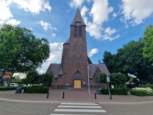 
                            <b>Johannes De Doperkerk met hoge toren en klok, omgeven door bomen.</b><br>
                                                        <b>ISO:</b> 50 | <b>Sluitertijd:</b> 1/1145 | <b>Diafragma:</b> f/2.2 | <b>Datum:</b> 2025-06-29

                        