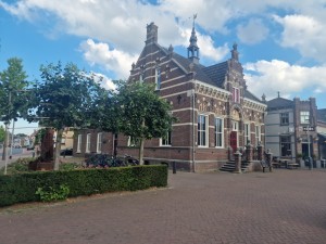 
                            <b>Historisch gebouw met trapgevel en rode deur, fietsen geparkeerd buiten.</b><br>
                                                        <b>ISO:</b> 50 | <b>Sluitertijd:</b> 1/470 | <b>Diafragma:</b> f/1.8 | <b>Datum:</b> 2025-06-29

                        