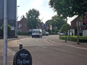 
                            <b>Wit busje rijdt door de sint janstraat met vlaggen en reclamebord op stoep.</b><br>
                                                        <b>ISO:</b> 50 | <b>Sluitertijd:</b> 1/2660 | <b>Diafragma:</b> f/2.4 | <b>Datum:</b> 2025-06-29

                        