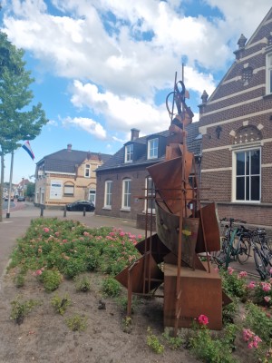 
                            <b>Sculptuur met abstracte vormen naast historisch bakstenen gebouw.</b><br>
                                                        <b>ISO:</b> 50 | <b>Sluitertijd:</b> 1/291 | <b>Diafragma:</b> f/1.8 | <b>Datum:</b> 2025-06-29

                        