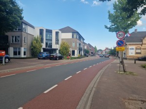 
                            <b>Verkeersbord met snelheidslimiet, fiets- en autoweg in woongebied.</b><br>
                                                        <b>ISO:</b> 50 | <b>Sluitertijd:</b> 1/482 | <b>Diafragma:</b> f/1.8 | <b>Datum:</b> 2025-06-29

                        