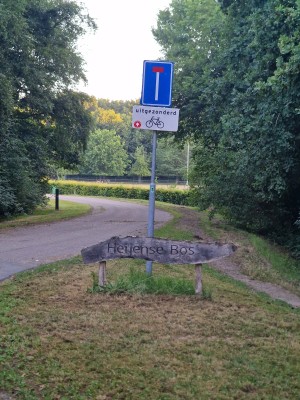 
                            <b>Verkeersbord doodlopende weg bij ingang Heijense Bos, fietsen uitgezonderd.</b><br>
                                                        <b>ISO:</b> 64 | <b>Sluitertijd:</b> 1/100 | <b>Diafragma:</b> f/2.4 | <b>Datum:</b> 2025-06-30

                        