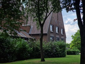 
                            <b>Johannes De Doperkerk met jaartal 1931 op de gevel.</b><br>
                                                        <b>ISO:</b> 50 | <b>Sluitertijd:</b> 1/688 | <b>Diafragma:</b> f/2.4 | <b>Datum:</b> 2025-06-29

                        