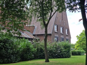 
                            <b>Johannes De Doperkerk met trapgevels en ramen, omgeven door groene struiken.</b><br>
                                                        <b>ISO:</b> 50 | <b>Sluitertijd:</b> 1/263 | <b>Diafragma:</b> f/2.4 | <b>Datum:</b> 2025-06-29

                        