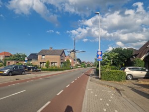 
                            <b>Weg met woonhuizen, windmolen op de achtergrond, geparkeerde auto's langs de kant.</b><br>
                                                        <b>ISO:</b> 50 | <b>Sluitertijd:</b> 1/1362 | <b>Diafragma:</b> f/1.8 | <b>Datum:</b> 2025-06-29

                        