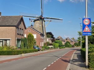 
                            <b>Beltmolen De Reus op de Ottersumseweg, Huizen en snelheidslimiet 50 km/u met controle.</b><br>
                                                        <b>ISO:</b> 50 | <b>Sluitertijd:</b> 1/2469 | <b>Diafragma:</b> f/2.4 | <b>Datum:</b> 2025-06-29

                        