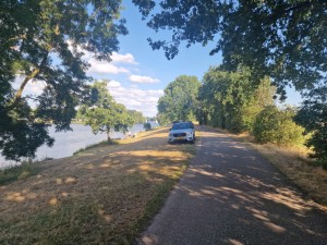 
                            <b>Auto geparkeerd naast smal pad langs een rivier met bomen.</b><br>
                                                        <b>ISO:</b> 50 | <b>Sluitertijd:</b> 1/461 | <b>Diafragma:</b> f/1.8 | <b>Datum:</b> 2025-06-29

                        