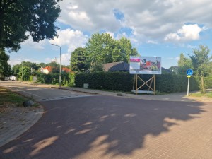 
                            <b>Groot reclamebord naast een rustige weg met fietspad.</b><br>
                                                        <b>ISO:</b> 50 | <b>Sluitertijd:</b> 1/532 | <b>Diafragma:</b> f/1.8 | <b>Datum:</b> 2025-06-29

                        