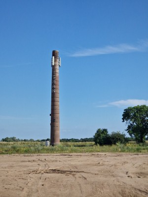 
                            <b>Hoge, oude fabrieksschoorsteen in een open landschap met enkele bomen.</b><br>
                                                        <b>ISO:</b> 50 | <b>Sluitertijd:</b> 1/3125 | <b>Diafragma:</b> f/2.4 | <b>Datum:</b> 2025-06-29

                        