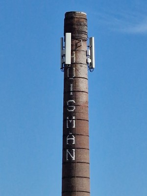 
                            <b>Een oude fabrieksschoorsteen met antennes in een open veld.</b><br>
                                                        <b>ISO:</b> 50 | <b>Sluitertijd:</b> 1/3356 | <b>Diafragma:</b> f/2.4 | <b>Datum:</b> 2025-06-29

                        
