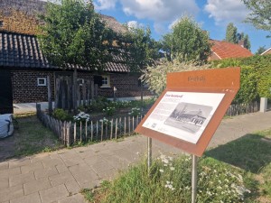 
                            <b>Informatiebord over historisch gebouw bij traditioneel huisje met voortuin.</b><br>
                                                        <b>ISO:</b> 50 | <b>Sluitertijd:</b> 1/845 | <b>Diafragma:</b> f/1.8 | <b>Datum:</b> 2025-06-29

                        