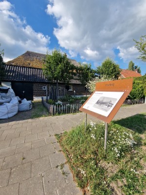 
                            <b>Oude boerderij met informatiebord en tuin aan straatkant.</b><br>
                                                        <b>ISO:</b> 50 | <b>Sluitertijd:</b> 1/1406 | <b>Diafragma:</b> f/2.2 | <b>Datum:</b> 2025-06-29

                        