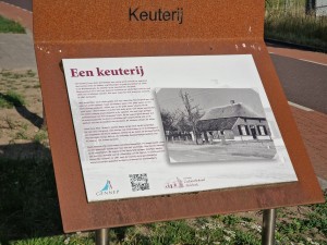 
                            <b>Informatiebord over een historische keuterij met foto van de oude boerderij.</b><br>
                                                        <b>ISO:</b> 50 | <b>Sluitertijd:</b> 1/5208 | <b>Diafragma:</b> f/2.4 | <b>Datum:</b> 2025-06-29

                        