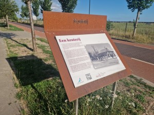 
                            <b>Informatiebord over historische keuterij met foto en tekstuitleg.</b><br>
                                                        <b>ISO:</b> 50 | <b>Sluitertijd:</b> 1/1984 | <b>Diafragma:</b> f/1.8 | <b>Datum:</b> 2025-06-29

                        
