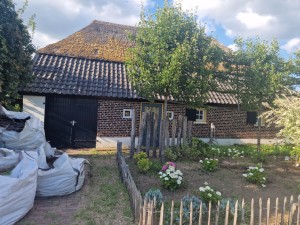 
                            <b>Traditionele boerderij met rieten dak en kleurrijke tuin op de voorgrond.</b><br>
                                                        <b>ISO:</b> 50 | <b>Sluitertijd:</b> 1/361 | <b>Diafragma:</b> f/1.8 | <b>Datum:</b> 2025-06-29

                        