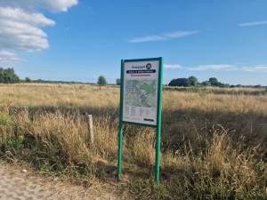 
                            <b>Kaart van fietsrouteknooppunt in een landelijke omgeving met grasland.</b><br>
                                                        <b>ISO:</b> 50 | <b>Sluitertijd:</b> 1/1049 | <b>Diafragma:</b> f/1.8 | <b>Datum:</b> 2025-06-29

                        