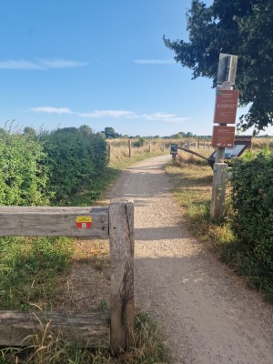 
                            <b>Landelijk wandelpad met houten hek en borden langs het pad.</b><br>
                                                        <b>ISO:</b> 50 | <b>Sluitertijd:</b> 1/664 | <b>Diafragma:</b> f/1.8 | <b>Datum:</b> 2025-06-29

                        