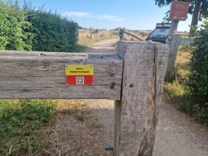 
                            <b>Houten poort met bordje: Maas Niederrheinpad, wandelroute met QR-code.</b><br>
                                                        <b>ISO:</b> 50 | <b>Sluitertijd:</b> 1/497 | <b>Diafragma:</b> f/1.8 | <b>Datum:</b> 2025-06-29

                        