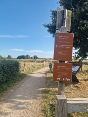 
                            <b>Wandelpad met waarschuwingsborden over betreden op eigen risico.</b><br>
                                                        <b>ISO:</b> 50 | <b>Sluitertijd:</b> 1/652 | <b>Diafragma:</b> f/1.8 | <b>Datum:</b> 2025-06-29

                        