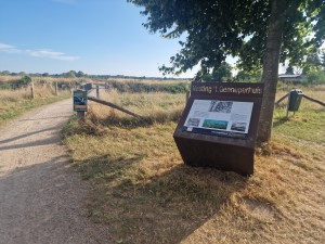 
                            <b>Informatiebord langs een wandelpad, verwijzend naar historische vesting 't Gemenperhuis.</b><br>
                                                        <b>ISO:</b> 50 | <b>Sluitertijd:</b> 1/773 | <b>Diafragma:</b> f/1.8 | <b>Datum:</b> 2025-06-29

                        