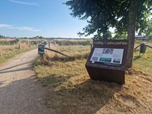 
                            <b>Informatiebord bij wandelpad met tekst over vesting 't Genniperhuis.</b><br>
                                                        <b>ISO:</b> 50 | <b>Sluitertijd:</b> 1/773 | <b>Diafragma:</b> f/1.8 | <b>Datum:</b> 2025-06-29

                        