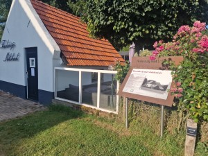 
                            <b>Klein wit bakhuisje met informatiebord en rode dakpan.</b><br>
                                                        <b>ISO:</b> 50 | <b>Sluitertijd:</b> 1/1025 | <b>Diafragma:</b> f/1.8 | <b>Datum:</b> 2025-06-29

                        