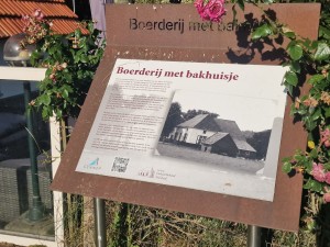 
                            <b>Informatiebord over een boerderij met bakhuisje, historische foto afgebeeld.</b><br>
                                                        <b>ISO:</b> 50 | <b>Sluitertijd:</b> 1/2410 | <b>Diafragma:</b> f/1.8 | <b>Datum:</b> 2025-06-29

                        