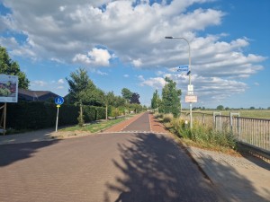 
                            <b>Fietspad met verkeersborden en hek langs een groene route.</b><br>
                                                        <b>ISO:</b> 50 | <b>Sluitertijd:</b> 1/1282 | <b>Diafragma:</b> f/1.8 | <b>Datum:</b> 2025-06-29

                        