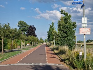 
                            <b>Fietspad langs een rustige straat met duidelijke bewegwijzeringsborden.</b><br>
                                                        <b>ISO:</b> 50 | <b>Sluitertijd:</b> 1/2801 | <b>Diafragma:</b> f/2.4 | <b>Datum:</b> 2025-06-29

                        