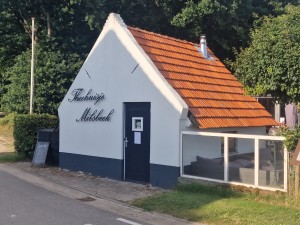 
                            <b>Wit bakgebouw met oranje dak, opschrift Kneebusje Metsbeek.</b><br>
                                                        <b>ISO:</b> 50 | <b>Sluitertijd:</b> 1/924 | <b>Diafragma:</b> f/1.8 | <b>Datum:</b> 2025-06-29

                        