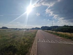 
                            <b>Lege weg onder een stralende zon met groene bermen.</b><br>
                                                        <b>ISO:</b> 50 | <b>Sluitertijd:</b> 1/7407 | <b>Diafragma:</b> f/1.8 | <b>Datum:</b> 2025-06-29

                        