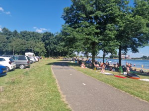 
                            <b>Mensen ontspannen bij een meer met veel bomen en geparkeerde auto's.</b><br>
                                                        <b>ISO:</b> 50 | <b>Sluitertijd:</b> 1/962 | <b>Diafragma:</b> f/1.8 | <b>Datum:</b> 2025-06-29

                        