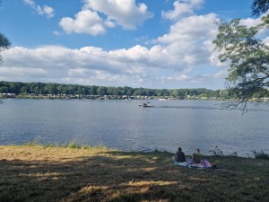 
                            <b>Twee mensen picknicken aan een meer met een boot in de verte.</b><br>
                                                        <b>ISO:</b> 50 | <b>Sluitertijd:</b> 1/7519 | <b>Diafragma:</b> f/1.8 | <b>Datum:</b> 2025-06-29

                        