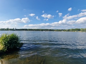 
                            <b>Groot meer met kalm water en groene kustlijn.</b><br>
                                                        <b>ISO:</b> 50 | <b>Sluitertijd:</b> 1/1838 | <b>Diafragma:</b> f/2.2 | <b>Datum:</b> 2025-06-29

                        