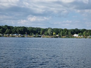 
                            <b>Kampeerders en caravans langs een rustige waterkant met veel groen.</b><br>
                                                        <b>ISO:</b> 50 | <b>Sluitertijd:</b> 1/2268 | <b>Diafragma:</b> f/2.4 | <b>Datum:</b> 2025-06-29

                        