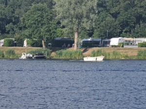 
                            <b>Bootje op meer, mensen varen langs groene oever met tenten en caravans.</b><br>
                                                        <b>ISO:</b> 50 | <b>Sluitertijd:</b> 1/351 | <b>Diafragma:</b> f/4.9 | <b>Datum:</b> 2025-06-29

                        