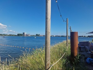 
                            <b>Uitzicht op meer met bootjes, afgebakend door oranje boeien.</b><br>
                                                        <b>ISO:</b> 50 | <b>Sluitertijd:</b> 336927/500000000 | <b>Diafragma:</b> f/1.8 | <b>Datum:</b> 2025-06-29

                        