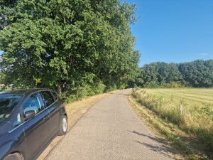 
                            <b>Auto geparkeerd langs een smalle weg naast een veld en bomen.</b><br>
                                                        <b>ISO:</b> 50 | <b>Sluitertijd:</b> 1/5525 | <b>Diafragma:</b> f/1.8 | <b>Datum:</b> 2025-06-29

                        