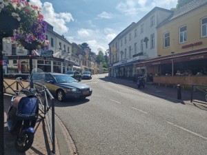 
                            <b>Autoverkeer en terrasjes in een sfeervolle winkelstraat.</b><br>
                                                        <b>ISO:</b> 50 | <b>Sluitertijd:</b> 109649/250000000 | <b>Diafragma:</b> f/1.8 | <b>Datum:</b> 2025-06-26

                        