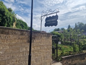 
                            <b>Ingang van Fluweelengrot met stenen muur vol gegraveerde namen.</b><br>
                                                        <b>ISO:</b> 50 | <b>Sluitertijd:</b> 1/2066 | <b>Diafragma:</b> f/1.8 | <b>Datum:</b> 2025-06-26

                        