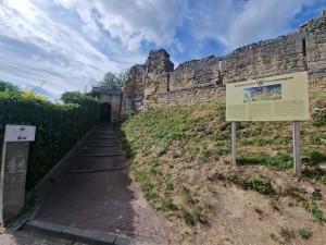 
                            <b>Ingang van historische ruïne met informatiebord aan de rechterkant.</b><br>
                                                        <b>ISO:</b> 50 | <b>Sluitertijd:</b> 1/3322 | <b>Diafragma:</b> f/2.2 | <b>Datum:</b> 2025-06-26

                        
