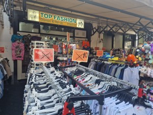
                            <b>Kledingwinkel met te koop hangende kleding en kortingborden buiten.</b><br>
                                                        <b>ISO:</b> 50 | <b>Sluitertijd:</b> 1111111/200000000 | <b>Diafragma:</b> f/1.8 | <b>Datum:</b> 2025-06-26

                        