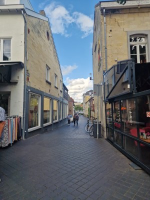 
                            <b>Smalle straat met winkels, mensen wandelen en fietsen geparkeerd aan de zijkant.</b><br>
                                                        <b>ISO:</b> 50 | <b>Sluitertijd:</b> 50813/25000000 | <b>Diafragma:</b> f/1.8 | <b>Datum:</b> 2025-06-26

                        