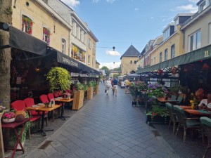 
                            <b>Gezellige winkelstraat met terrasjes aan beide kanten, kleurrijke bloemen en stoelen.</b><br>
                                                        <b>ISO:</b> 50 | <b>Sluitertijd:</b> 14637/6250000 | <b>Diafragma:</b> f/1.8 | <b>Datum:</b> 2025-06-26

                        