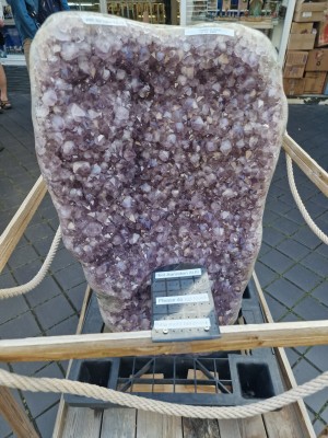 
                            <b>Grote amethist geode op houten kar met informatieve bordjes.</b><br>
                                                        <b>ISO:</b> 50 | <b>Sluitertijd:</b> 1111111/200000000 | <b>Diafragma:</b> f/1.8 | <b>Datum:</b> 2025-06-26

                        