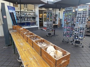 
                            <b>Marktkraam met houten kisten vol stenen en displays met zonnebrillen.</b><br>
                                                        <b>ISO:</b> 50 | <b>Sluitertijd:</b> 1/180 | <b>Diafragma:</b> f/1.8 | <b>Datum:</b> 2025-06-26

                        
