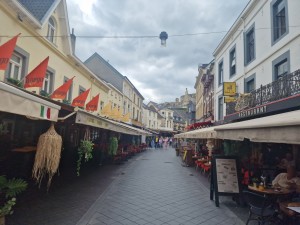 
                            <b>Pittoreske straat met restaurants en kleurrijke luifels.</b><br>
                                                        <b>ISO:</b> 50 | <b>Sluitertijd:</b> 1/950 | <b>Diafragma:</b> f/1.8 | <b>Datum:</b> 2025-06-26

                        