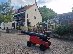 
                            <b>Kanonsculptuur op stadsplein voor historisch gebouw met terras.</b><br>
                                                        <b>ISO:</b> 50 | <b>Sluitertijd:</b> 1/638 | <b>Diafragma:</b> f/1.8 | <b>Datum:</b> 2025-06-26

                        